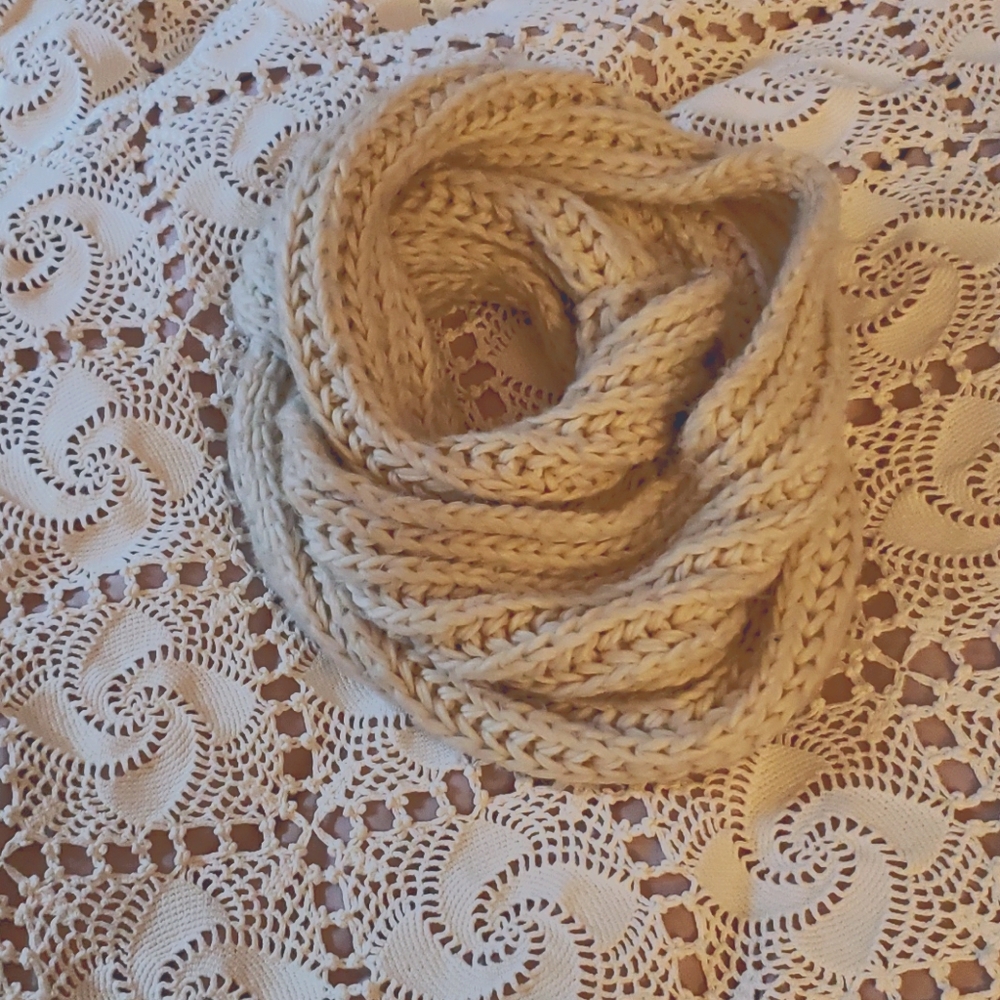 [DIR. SALE FREE SHIPPING OR $0 IN BUNDLE] H&M - Chunky Cream Infinity Scarf